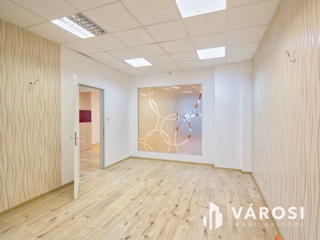 75 m2-es, sok funkciós belvárosi üzlethelyiség kiadó