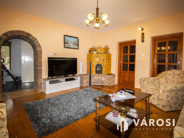 Belvárosi, teljesen felújított ház, üzlettel- Szarvason