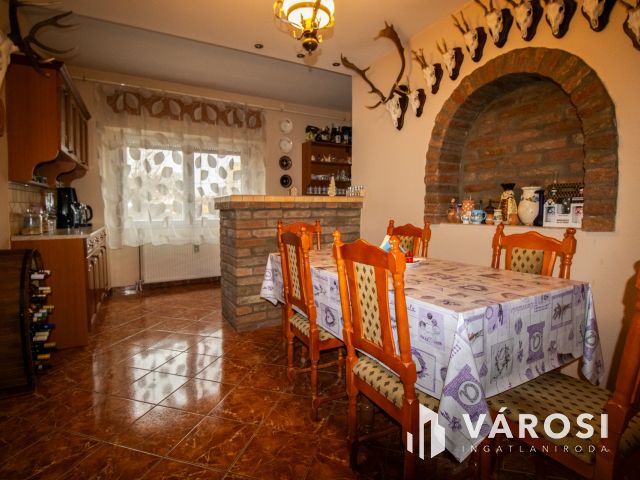 Belvárosi, teljesen felújított ház, üzlettel- Szarvason