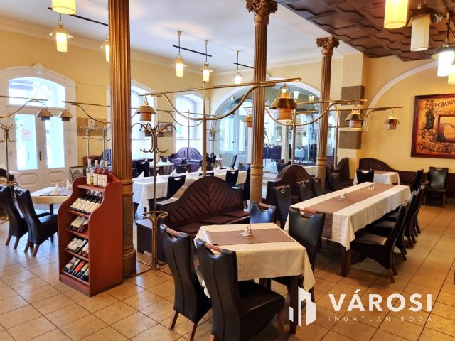 Kétszintes szállodai komplexum Békéscsaba szívében