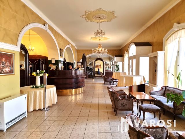 Kétszintes szállodai komplexum Békéscsaba szívében