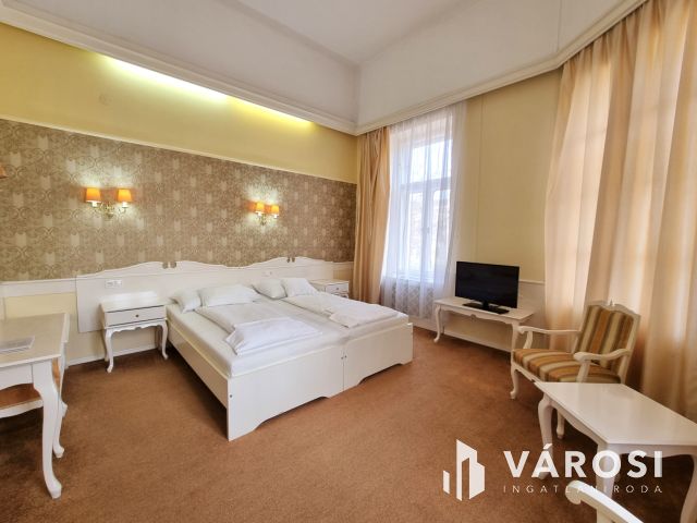 Kétszintes szállodai komplexum Békéscsaba szívében