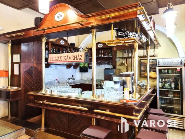 Kétszintes szállodai komplexum Békéscsaba szívében