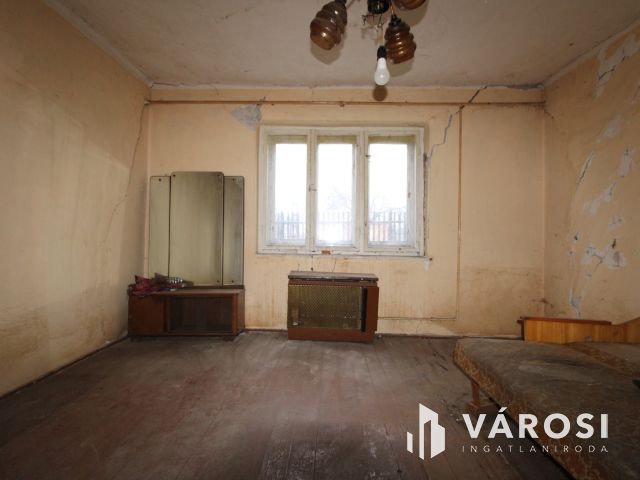 Sarkad teleki részén felújittandó 3 szobás családi ház eladó