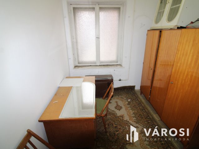 Belváros központi, földszinti tégla lakás.
