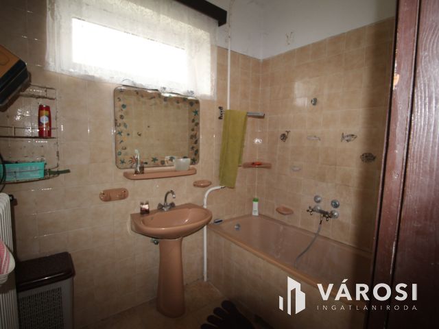 Tágas ház, nagy kert, vidéki hangulat Szombathelyen