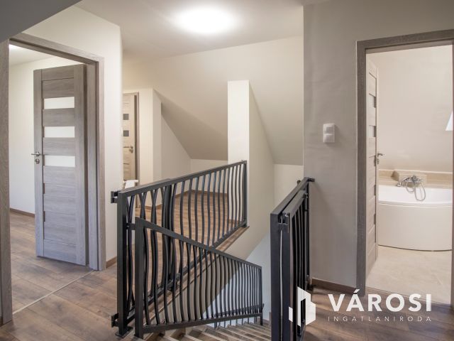 Új családi ház, garázzsal