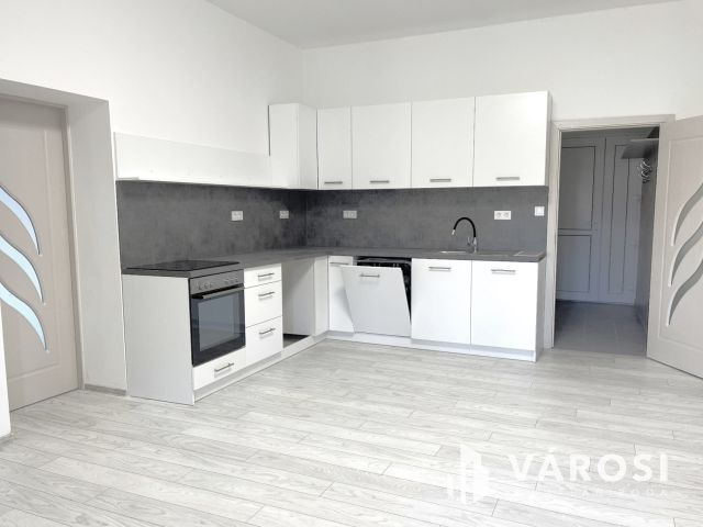 Teljesen felújított, földszinti lakás Orosháza belvárosában