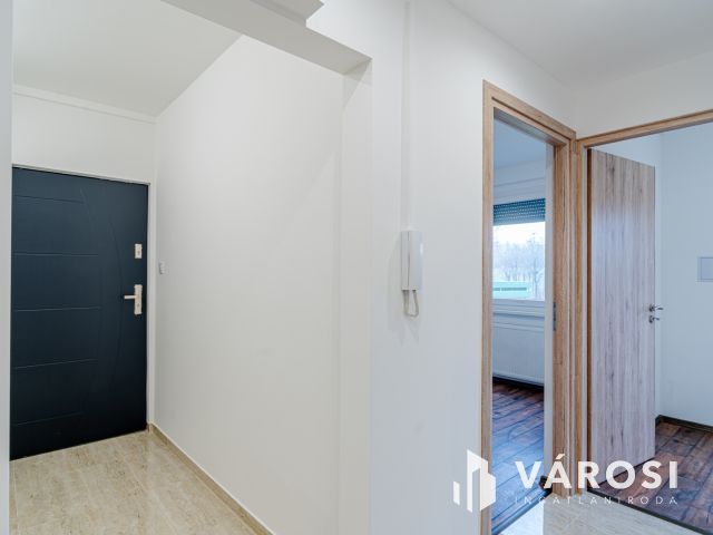 Teljesen felújított első emeleti lakás amerikai konyhával