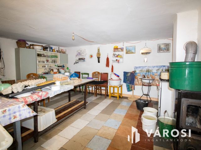 Főút menti birtok állattartásra, 10 hektár földdel