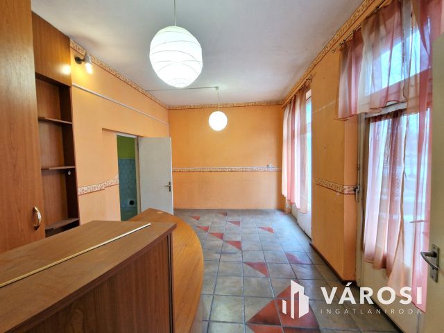 Lakhatásra alkalmas, földszinti üzlethelyiség a belvárosban