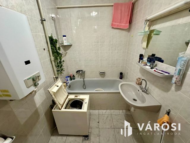 Szerpentin út elején 2. emeleti, 1+1 félszobás lakás eladó!