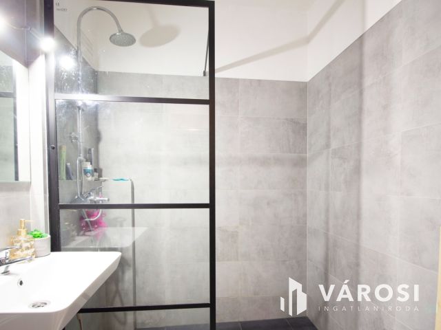 Felújított, két szobás lakás eladó!