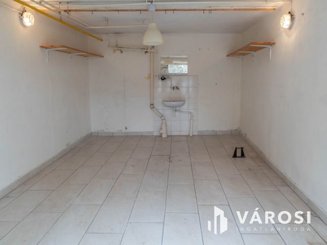 I. emeleti 2 szobás panel lakás garázzsal