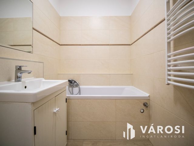 Azonnal költözhető, felújított, belvárosi lakás