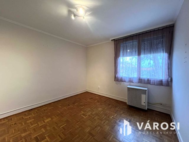 Belvárosi, 2 szobás, erkélyes, tégla lakás, Orosházán