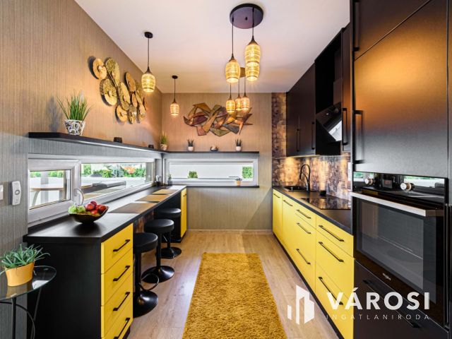 Panorámás luxus családi ház medencével Csömörön eladó!