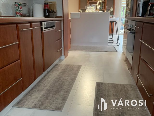 Tágas otthon, gyönyörű  kerttel és nagy terasszal eladó