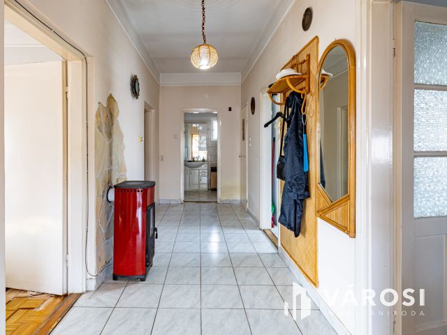 Tárnokon, jó helyen, nagy saroktelken, Kádárkocka eladó