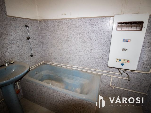 Belvárosi épület melléképülettel és garázsokkal