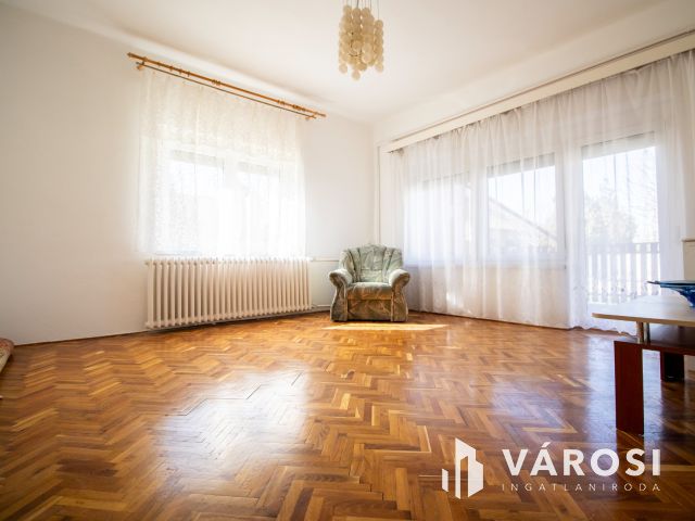 120 m² tégla ház új tetővel és szép udvarral