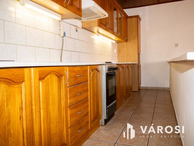 120 m² tégla ház új tetővel és szép udvarral