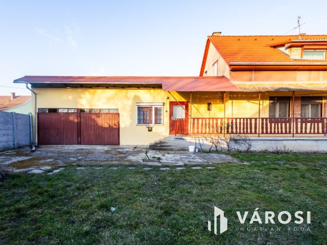 Napfényes családi ház, jó szerkezettel, a Várhoz közel
