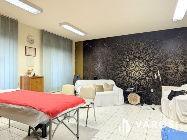 Belvárosi üzlethelyiség eladó!