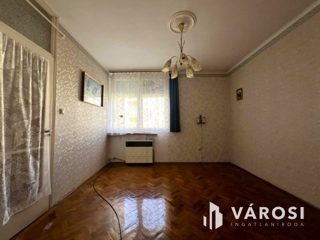 Belvárosi 2. emeleti erkélyes tégla lakás eladó