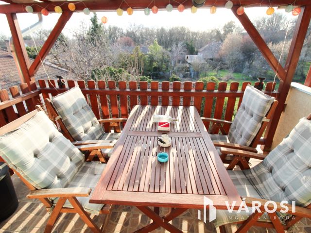 Újszerű, belső kétszintes modern lakás eladó Deszken