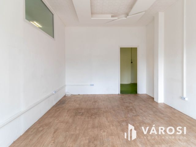 59 m2-es, klímás iroda saját raktárral és mosdóval kiadó