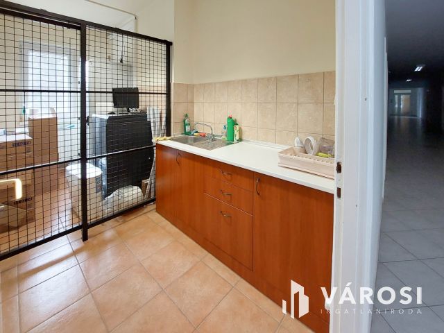 21 m2-es, részben berendezett, emeleti iroda a Pesti úton