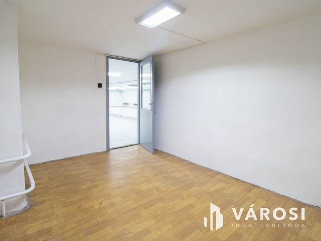 Móricz Zs. körtértől 600 m-re 100 m2-es szuterén üzlet kiadó