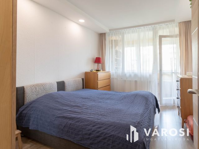 Világos, 2 szobás lakás beépített erkéllyel, remek helyen