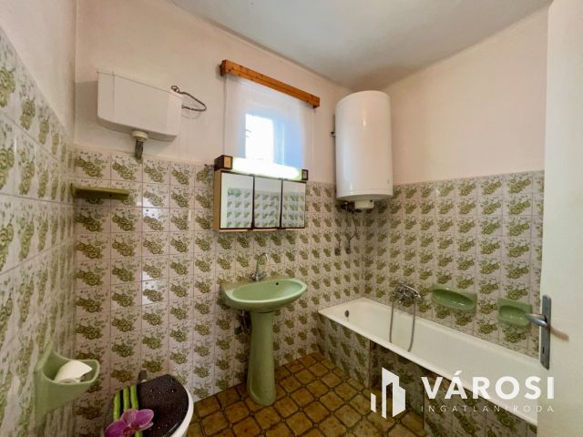 Felújítandó kádár kocka Balatonszárszón