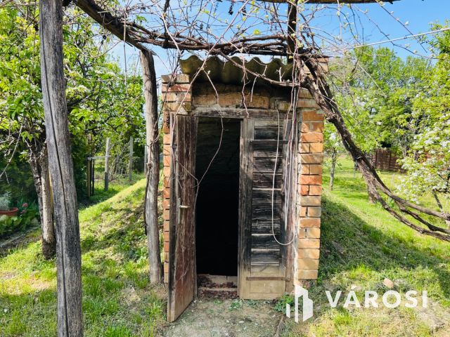 Felújítandó kádár kocka Balatonszárszón