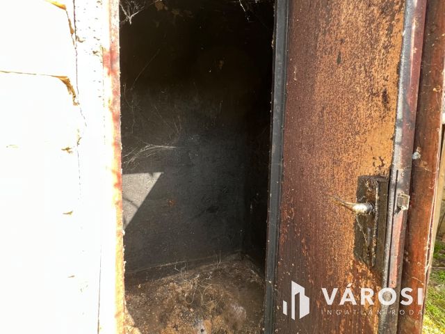 Felújítandó kádár kocka Balatonszárszón