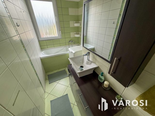 Kemerovón 3. emeleti, erkélyes lakás kiadó!