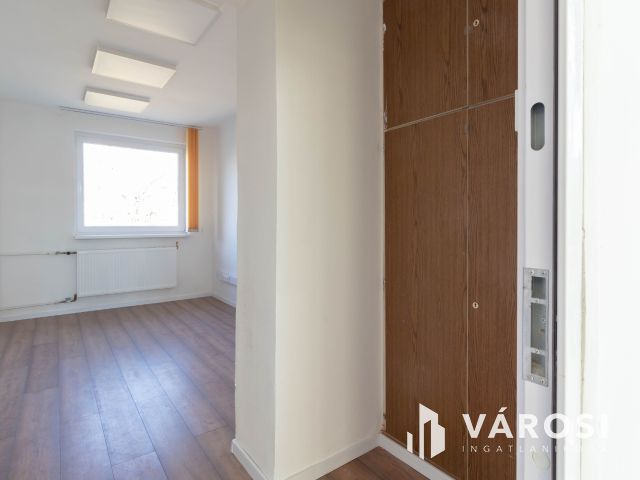 48 m2-es, két helyiséges, teakonyhás, 2.emeleti iroda