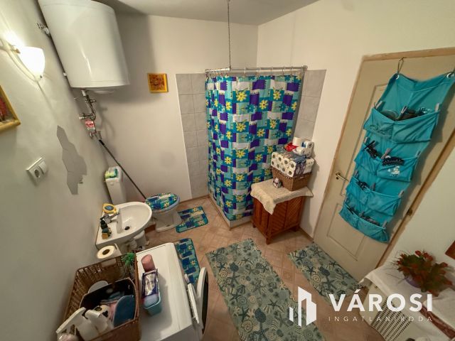 Karancslapujtőn főútvonal mellett családi ház eladó!