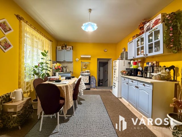 Karancslapujtőn főútvonal mellett családi ház eladó!