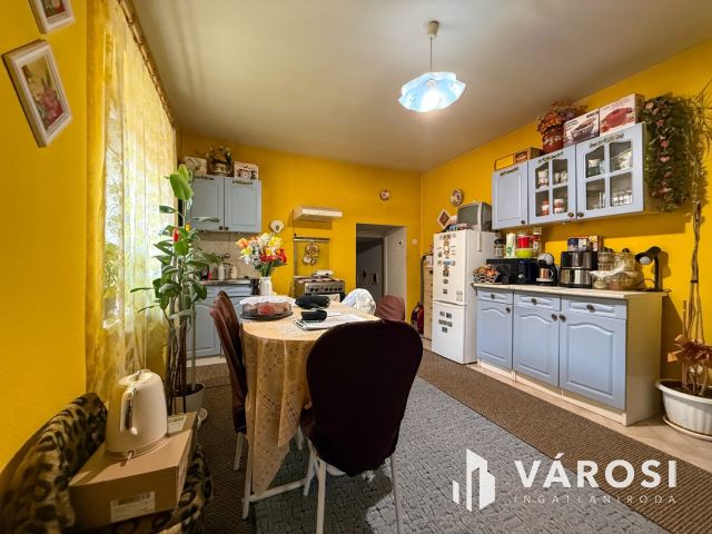 Karancslapujtőn főútvonal mellett családi ház eladó!