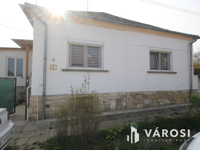 Felújított, 2 szobás házikó, pici kertel Szombathelyen