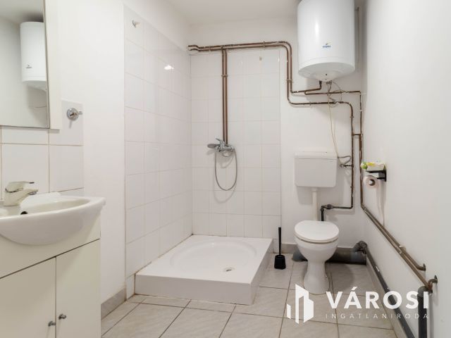 800 m2-es raktár irodablokkal M0 lehajtótól 3 km-re